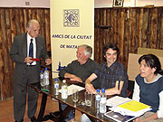 Xevi Safont-Tria rep un record dels Amics de la Ciutat de Mataró de mans del seu president