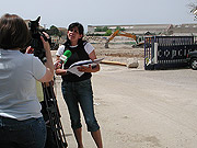 Carme Polvillo explica el sistema Andel d'accés a l'habitatge mentre les excavadores enderroquen l'antiga Iveco-Pegaso