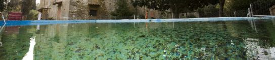 La piscina de Torre Bonica almacena agua para regar.
