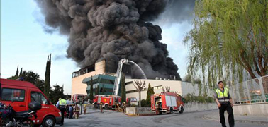 Espectacular incendi en una indústria de Polinyà 