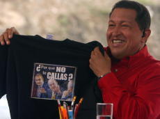 Chávez muestra la camiseta del "¿por qué no te callas?" que le regaló el Rey en su visita a España