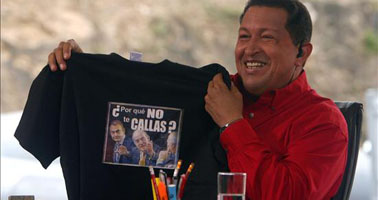 Chávez mostra la samarreta que li va regalar el Rei amb el "Per què no calles?"