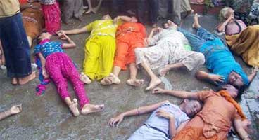 Diversos cadàvers de nens a terra juntament amb alguns ferits, després que s’escampés el pànic per un fals rumor. AP / RAHUL SHARMA