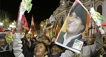 Seguidors d'Evo Morales celebren la seva victòria als carrers de La Paz. Foto: EFE / DAVID MERCADO
