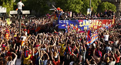 L'equip celebra el triplet amb una gernació d'aficionats pels carrers de Barcelona. (Foto: Reuters)