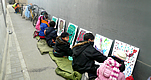 Nens i nenes xinesos pintant quadres