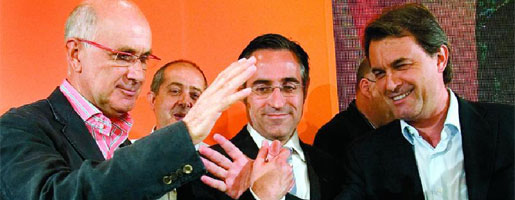 Josep Antoni Duran i Lleida i Artur Mas saludant-se ahir a l’Hotel Majestic davant la mirada del candidat Ramon Tremosa