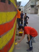 Joves de les JERC refan un mural a Tàrrega en el marc de la seva escola de formació nacional
