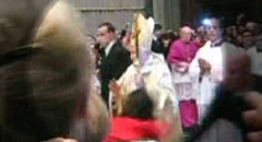 Susanna Maiolo, de vermell, en el moment d'abraonar-se sobre el pontífex