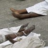 Pels carrers d'Haití s'amunteguen els cadàvers mentre els equips de rescat
busquen supervivents entre la runa. Terratrèmol a Haití