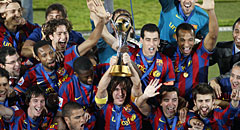 Puyol aixeca la copa que acredita el Barça com a campió del Mundial de Clubs. (Foto: Reuters)