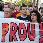 Centenars de manifestants demanen la dissolució de l'Ajuntament de Santa Coloma