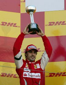 Fernando Alonso  de Ferrari con el trofeo de tercero en Suzuka
