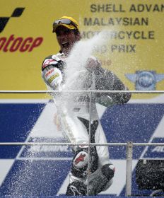 Toni Elías festeja que es campeón del mundo de Moto2