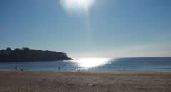 El sol il·lumina la platja a s'Agaró. (Foto: martona55)