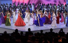 Miss Mundo 2010: las misses desfilan en traje de noche durante la final