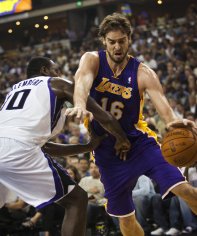 Gasol y el triple-doble de Bryant guían a los Lakers