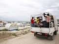 Un grup de refugiats marxa del camp Corail per l'arribada de l'huracà "Tomas". (Foto: Reuters)