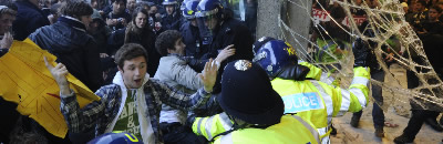 Un grup d'estudiants entra a la força a la seu del Partit Conservador de Londres. (Foto: Reuters)