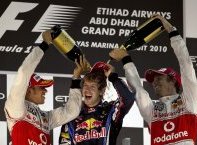 Hamilton y Button bañan en champán a Vettel