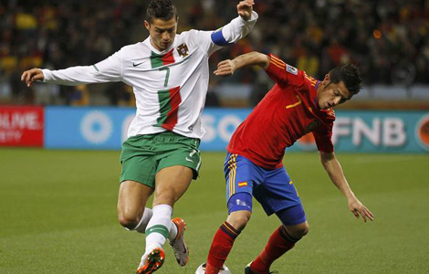 Vila i Cristià Ronaldo lluiten una pilota Espanya-Portugal