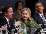 El primer ministro británico, David Cameron (izq) conversa con la  secretaria de Estado estadounidense, Hillary Clinton (c), ante la mirada  del presidente estadounidense, Barack Obama (der).
