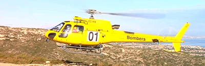Un helicòpter dels bombers aterra prop de la via ferrada on ha mort la dona.