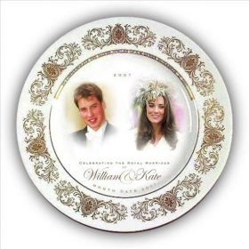 Aunque la pareja aún no han anunciado su compromiso, algunas empresas ya presentaron objetos de recuerdo para la eventual boda del príncipe Guillermo y Kate Middleton, como este plato de porcelana con los retratos de ambos. EFE/Archivo