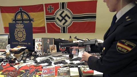 La Policía detiene a 3 presuntos neonazis y confisca un arsenal  