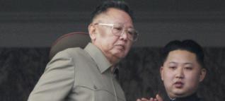 El líder nord-coreà Kim Jong-il (esquerra) i el seu fill i hereu Kim Jong-un (dreta).