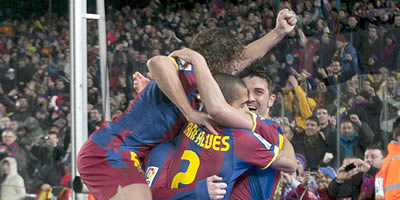 Els jugadors del Barça celebren el tercer gol al Madrid. (Foto: EFE)