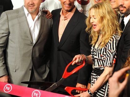 Madonna inaugura negocio en México.
