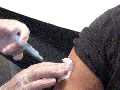 Una infermera posa una vacuna de la grip a un pacient. (Foto: ACN)