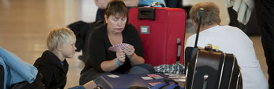 Una família jugant a cartes a l'aeroport de Las Palmas. (Foto: EFE)