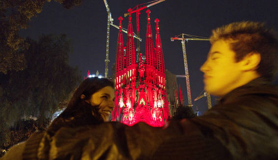 La Sagrada Família es tenyeix de vermell