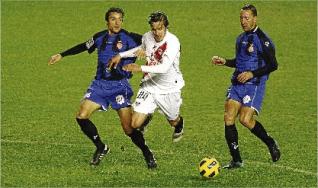 Noguerol i Migue intenten frenar Trejo, autor dels gols del Rayo.<br />