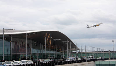 Un avió s'enlaira des de l'Aeroport de Barcelona.