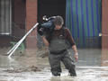 Un càmera intenta caminar per per una parcela de Torrescabrera inundada