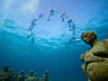Membres de Greenpeace protesten sota l'aigua contra el canvi climàtic en un museu submarí de Cancún. (Foto: EFE)