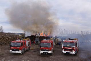Un foc crema part d´una empresa forestal de Cassà de la Selva