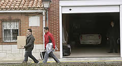 Els responsables de la investigació retiren els objectes requisats del domicili de Marta Domínguez. (Foto: EFE)