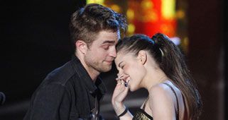 Kristen Stewart y Robert Pattinson ya no esconden su amor en el rodaje de Amanecer