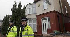 La policia britànica escorcolla una casa a Luton. (Font: Reuters)