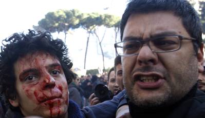 Un manifestant ferit i un altre d'enfadat