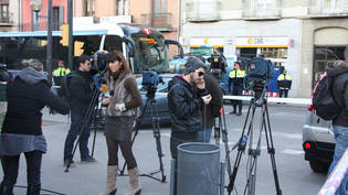 Reporters de diverses televisions preparant la seva connexió davant de l