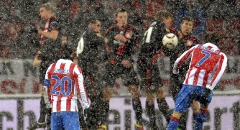 El partit s'ha jugat sota una intensa neu. (Foto: EFE)