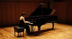 La pianista Alba Ventura, en un moment de la inauguració de la nova sala de l'Auditori. (Foto: ACN)