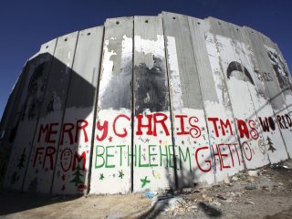 El muro de separación de Israel, con la Navidad.