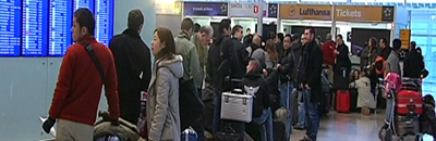Cues de passatgers a l'aeroport del Prat per les cancel·lacions