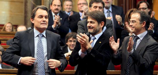 Artur Mas s´aixeca del seu escó entre aplaudiments en el moment de ser investit president de la Generalitat.